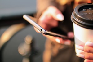 hands-coffee-smartphone