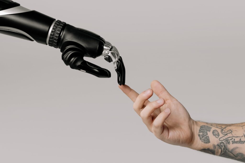 mano de robot y mano humana tocandose